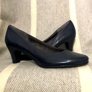 Aerosoles Leather , Navy Blue 2 1/2” heel “Red Hot” Pump, new